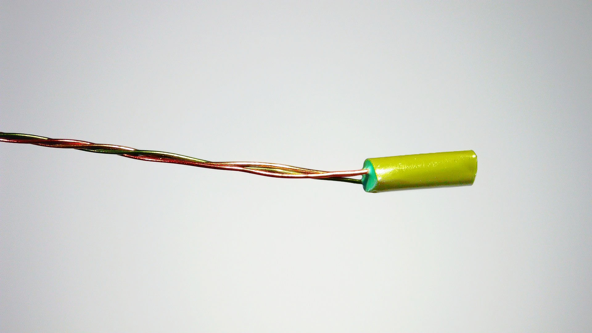 NTC thermistor with twisted leads